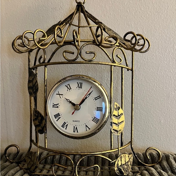 Elegant Gold Wall Clock - Picture 2 of 4
